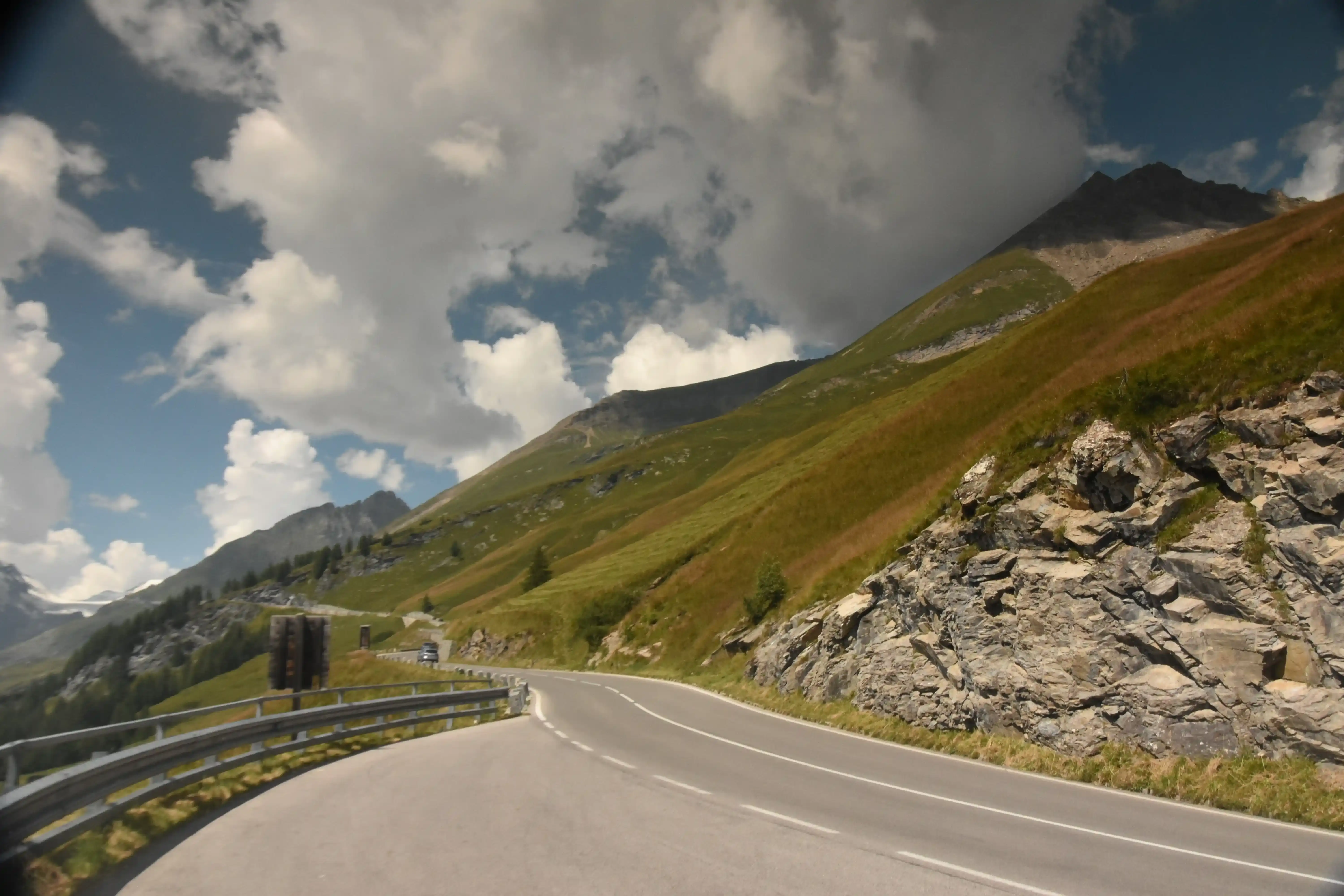 Road leading trough the mountains: Echte Straßen haben Aussicht!